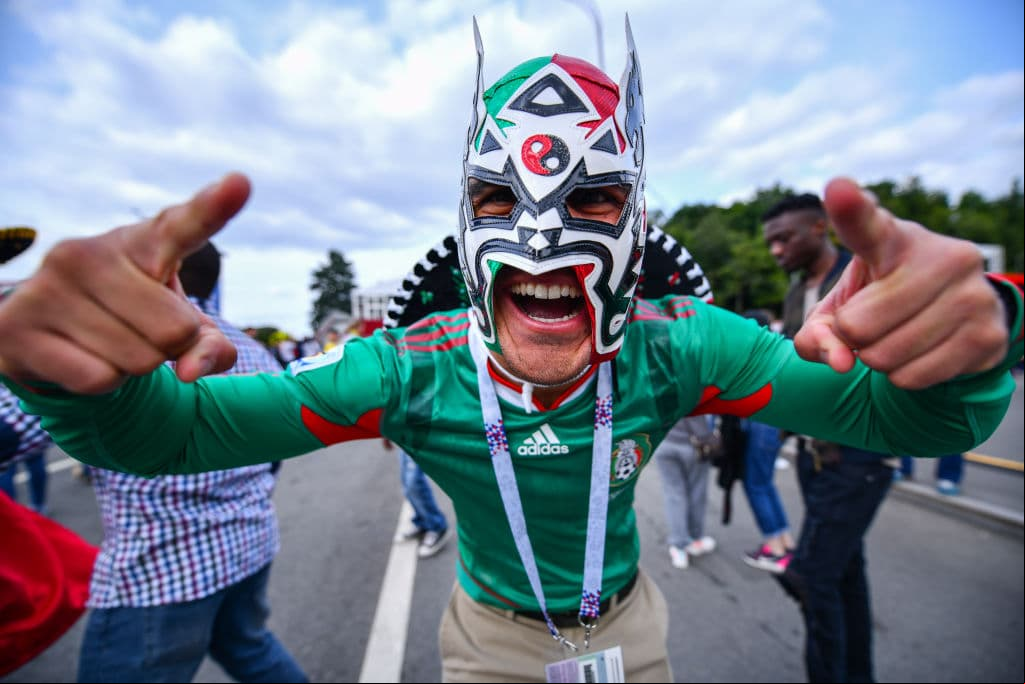 La fiesta mexicana tomó las calles de Moscú y con máscaras, banderas, sombreros y todo aquello que caracteriza a la afición Tricolor, causaron furor y contagiaron con su entusiasmo.