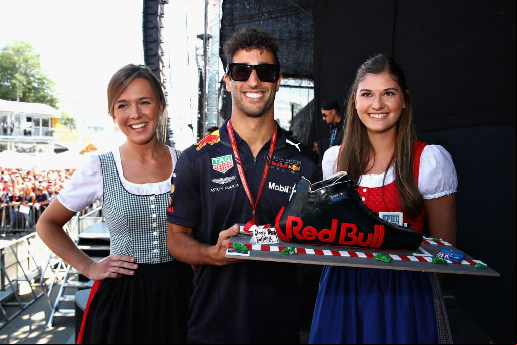 Los atuendos típicos locales, la fiesta de los anfitriones de Redbull Racing y la celebración del cumpleaños 29 de Daniel Ricciardo prendieron el colorido fuera de pistas del Gran Premio de Austria.