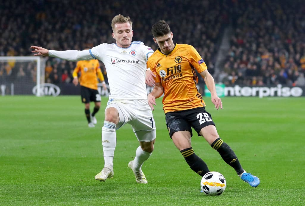 Con susto y alegría de Raúl Jiménez, el Wolverhampton se impone en casa por la mínima al Slovan Bratislava.