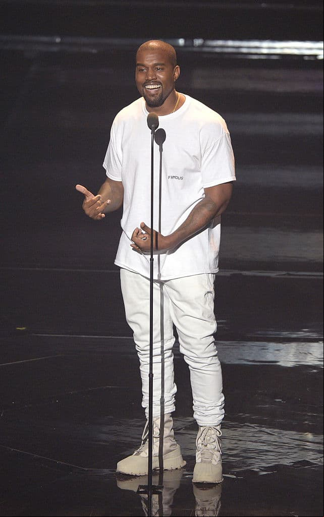 Kanye interpretó algunas de sus canciones, de las cuales Hey Mama y Stronger destacaron.
<br>
