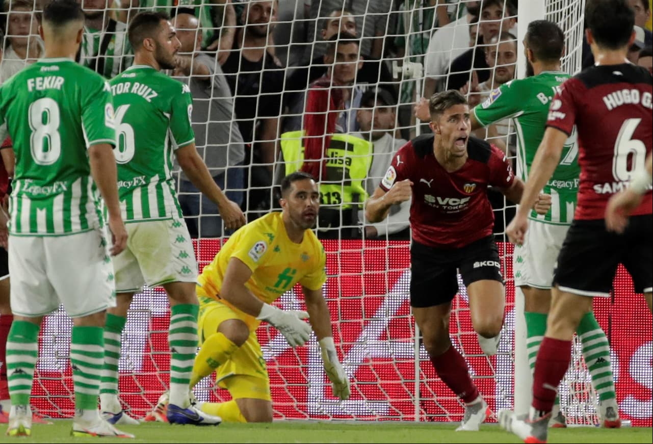 Real Betis golea al Valencia 4-1 durante la Jornada 11 en La Liga. Borja Iglesias, con doblete, ya ponía encima a los béticos en el marcador, pero Gabriel Paulista ya anotaba uno a favor de los Chés y, al final, German Pezzella y Juanmi Jiménez se encargaron de alargar la diferencia y quedarse con la victoria. Guardado ingresó al 63'.