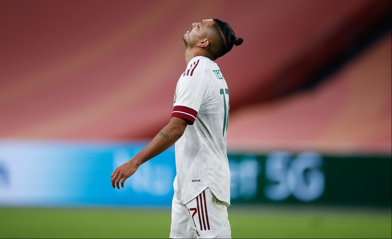 Tecatito la vuelve a tener, se lleva tres jugadores pero tira al portero