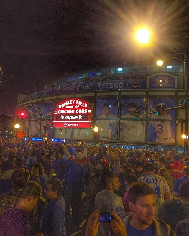 Fanáticos de los Cubs demostraron su pasión por el equipo y compartieron sus fotos festejando el triunfo ante los Piratas en las redes sociales. Mira esta galería.