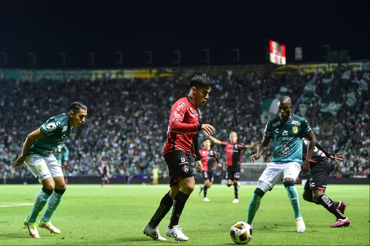 La fiera estuvo en deventaja en dos ocasiones y los goles de Ángel Mena y Victor Dávila le dan la remontada 3-2 sobre el Atlas en la ida de la final del futbol mexicano.