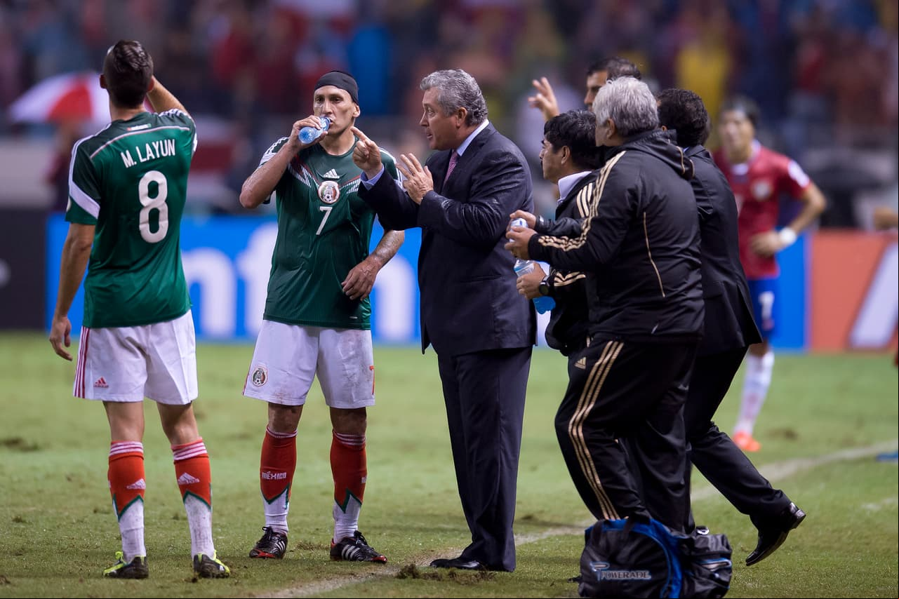 Víctor Manuel Vucetich, técnico de México, intentó reorganizar una selección que venía de una seguidilla de malos resultados. De hecho, este sería su segundo y último partido.