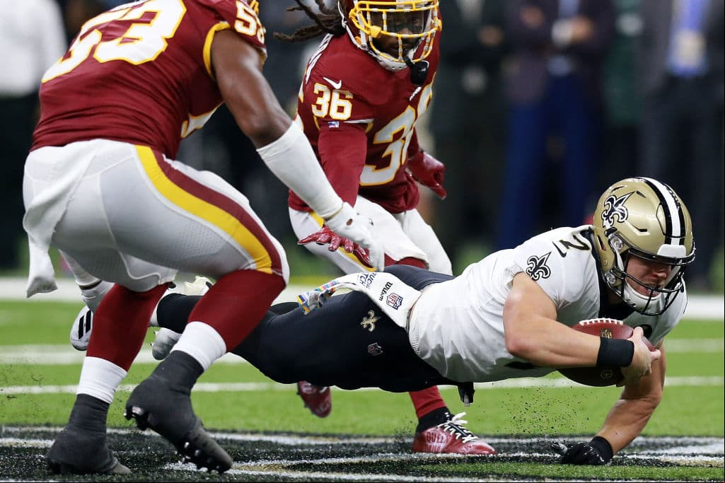 Más tarde en el tercer cuarto, Taysom Hill, con acarreo de 1 yarda, anotaría otro touchdown que alejó a los Saints a 40-13.