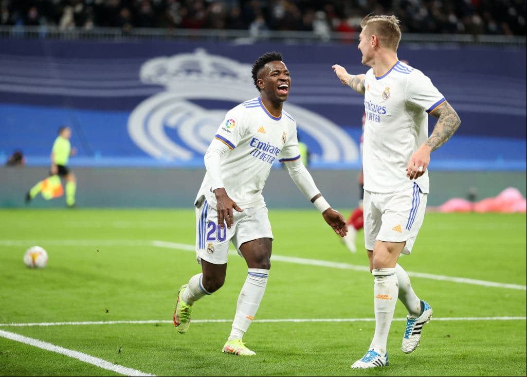 Con dobletes de Karim Benzema y Vinicius Junior, el Real madrid camina a la victoria 4-1 sobre el Valencia.