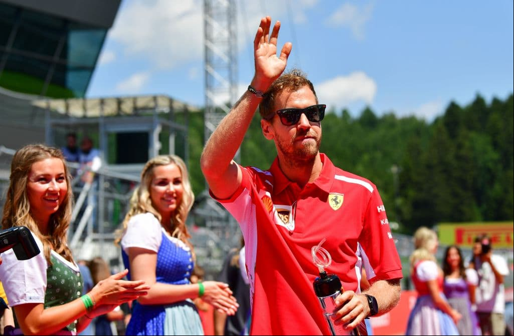Los atuendos típicos locales, la fiesta de los anfitriones de Redbull Racing y la celebración del cumpleaños 29 de Daniel Ricciardo prendieron el colorido fuera de pistas del Gran Premio de Austria.