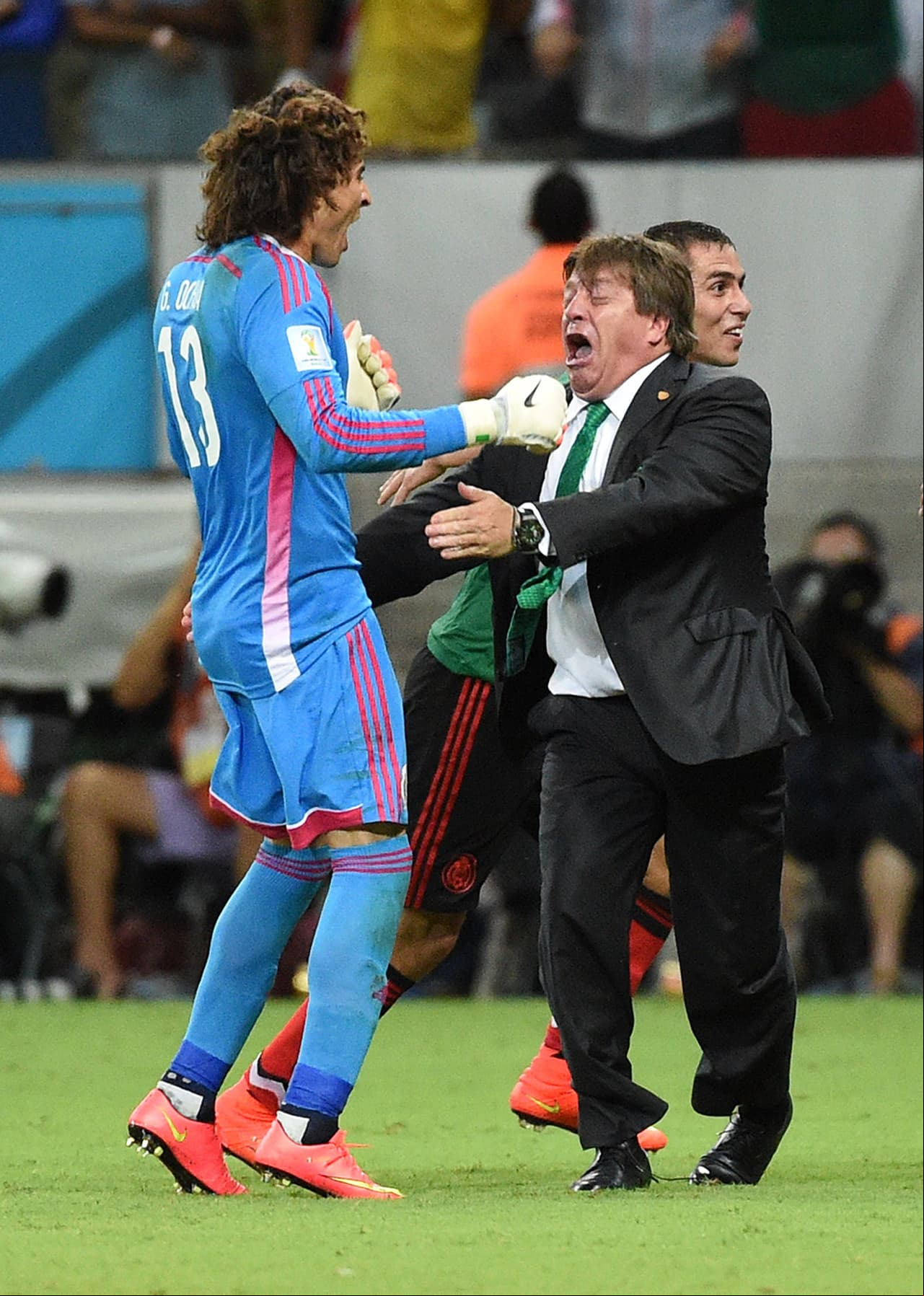 Incluso Miguel Herrera, entonces entrenador de la selección mexicana, entraría en defensa del arquero azteca.
<br>
