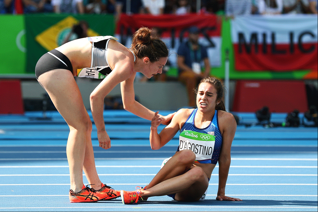<b><a href="http://www.univision.com/deportes/juegos-olimpicos-rio-2016/atletas-se-ayudan-tras-caida-y-a-pesar-de-quedar-en-ultimo-lugar-jueces-permiten-que-pasen-a-la-final-por-demostrar-espiritu-olimpico-video">Abbey D’Agostino y Nikki Hamblin:</a></b> La imagen de estas deportistas (de Estados Unidos y Nueva Zelanda, respectivamente) fue una de las más emblemáticas de Rio 2016. Sucedió durante las eliminatorias de los 5 mil metros cuando ambas tropezaron y cayeron. D'Agostino se levantó de inmediato pero en lugar de seguir la competencia, se detuvo para ayudar a Hamblin a ponerse de pie, retratando así el verdadero espíritu olímpico.