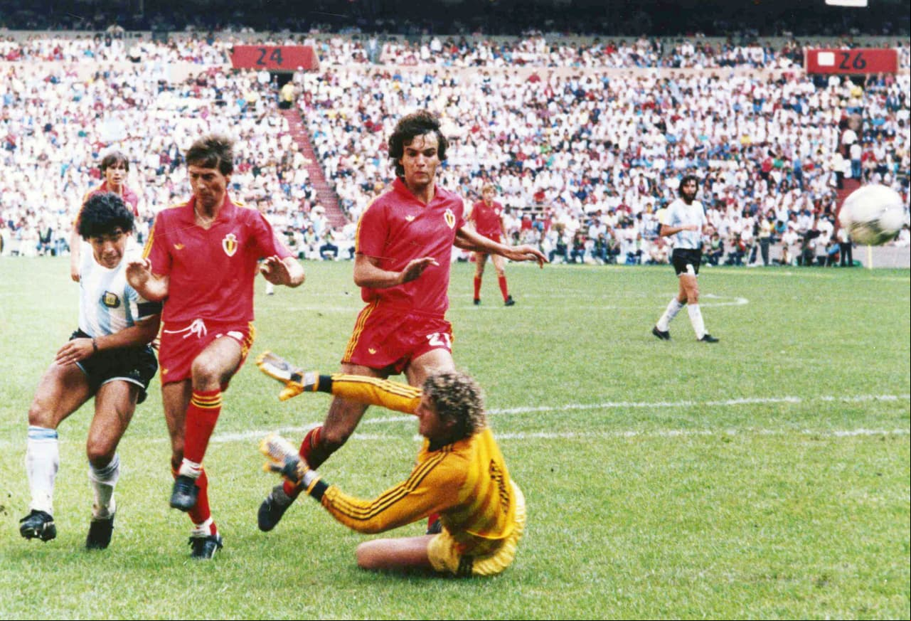 Sin embargo, una leyenda despertó del sueño a Bélgica y fue así como la Argentina de Diego Maradona, con el crack como figura, los eliminó en semifinales.