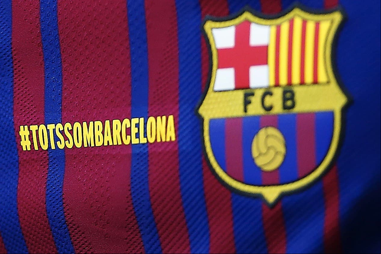 Todos somos Barcelona, el mensaje en el pecho de los jugadores del club catalán.