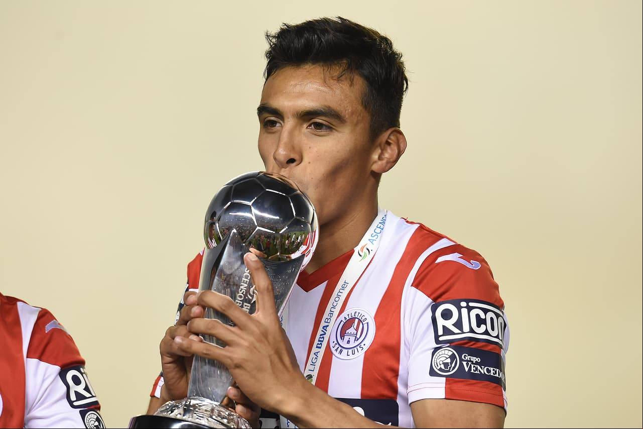 Diego Pineda besa el trofeo de campeón del Atlético San Luis al cierre del Clausura 2019 del Ascenso MX.