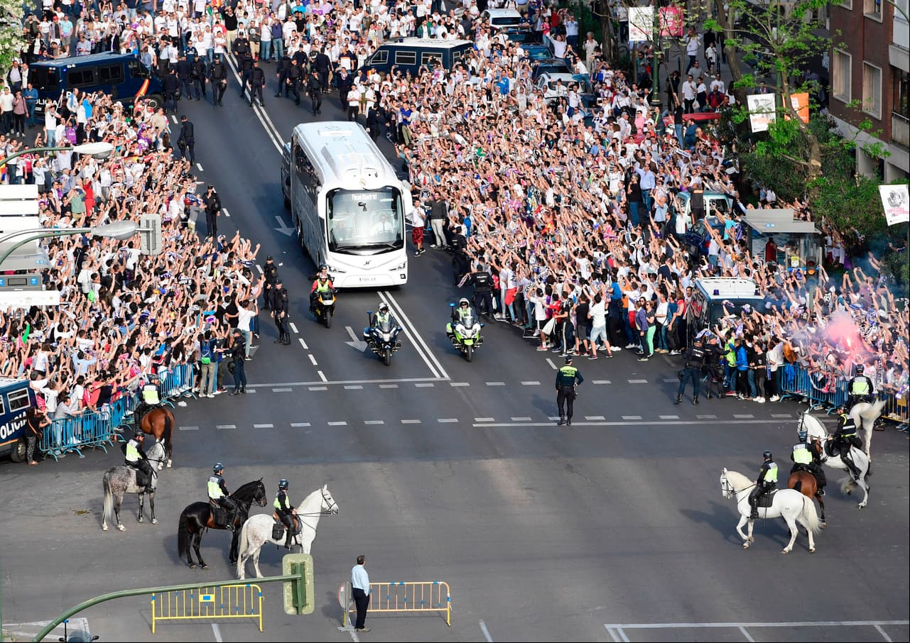 Los hinchas del Real Madrid, por su parte, le demostraron su lealtad a la nómina rodeando las calles mientras el bus hizo el recorrido al estadio.