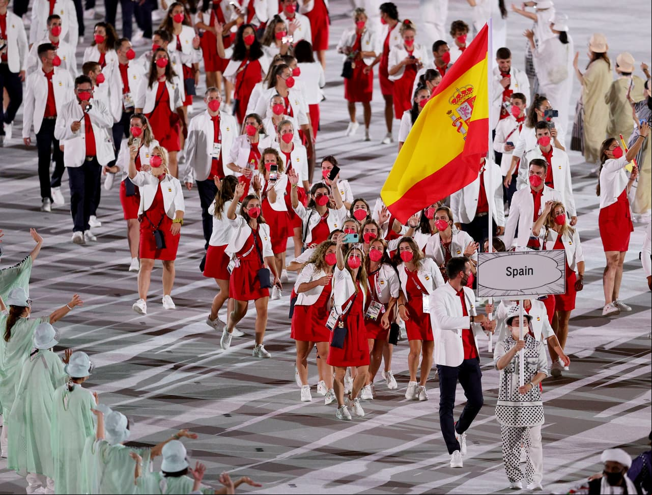 Mireia Belmonte y Saul Craviotto comandaron al equipo español en el desfile por el estadio Olímpico de Tokyo.