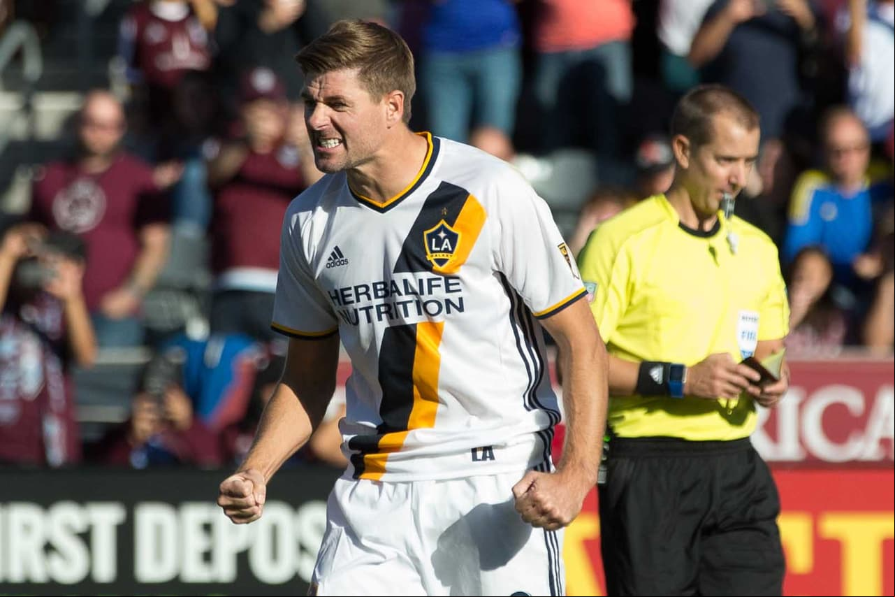 Similarmente a Lampard, Steven Gerrard llegó a la MLS y tuvo algunos problemas físicos y de adaptación antes de consolidarse en el equipo. A diferencia de su compatriota David Beckham, el legendario volante de Liverpool no pudo llevar a los angelinos a un título.