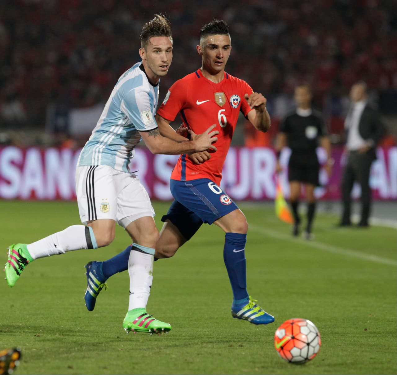 El chileno Felipe Gutiérrez se destacó con la selección de su país y ello le dio paso al fútbol europeo en Betis, que lo cedió en 2017 al Inter de Brasil, sin mucho éxito.