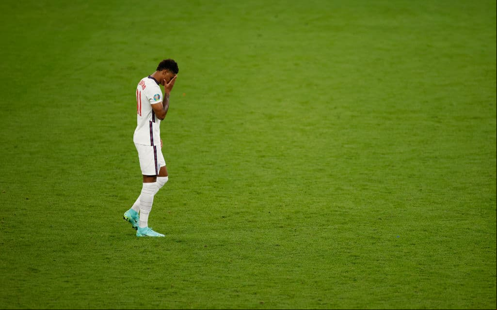 Rashford, Jadon Sancho y Bukayo Saka, fallaron un penalti, convirtiéndose en el blanco de abusos racistas en las redes sociales después del partido.