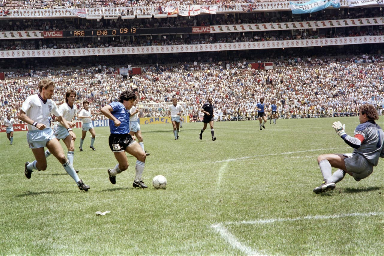 El triunfo para los argentinos 2-1, con goles de Diego Maradona (incluida la 'Mano de Dios), y eliminación en octavos de final fue una forma en a que los suramericanos respondieron a un dolor que estaba en el país.