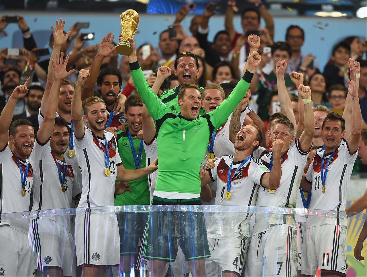 Manuel Neuer aún tiene cuerda para rato pero su altura y reflejos le han permitido ya conquistar la Copa del Mundo en el 2014, fue referente del Schalcke 04 y aunque debió esperar su turno ante el tremendo Oliver Khan, parece que Alemania tiene portero para rato.