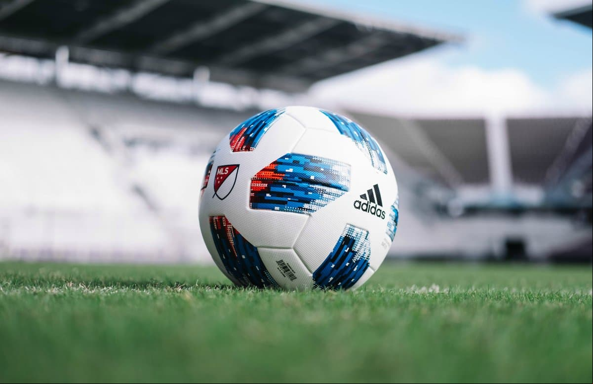 <b>2018:</b> Con rasgos similares al Telstar del Mundial de Rusia, llegó la nueva versión del Nativo para MLS. El diseño del nuevo esférico cuenta con detalles que continúan resaltando a Norteamérica. Con este esférico debutara en la liga el LAFC de Carlos Vela.