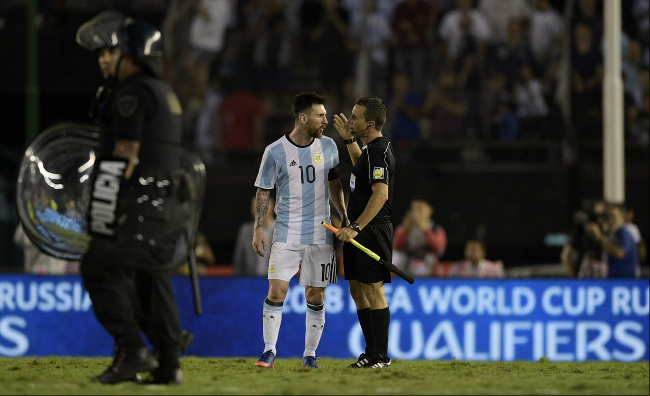 Messi continuó increpando al juez de línea brasileño.