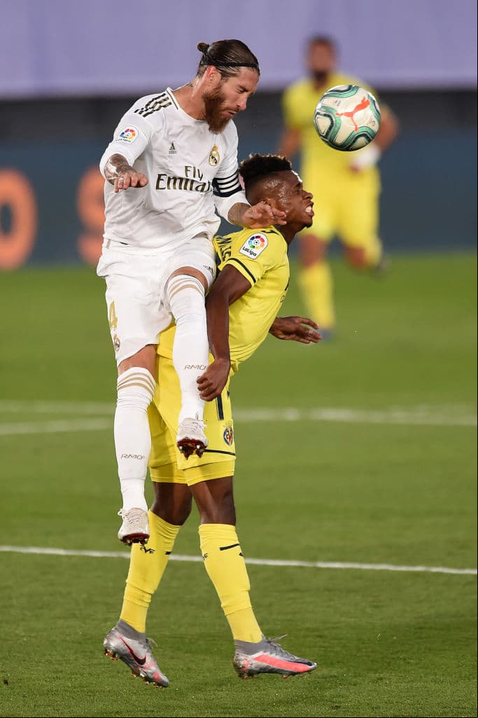 Sergio Ramos buca el balón con fuerza desmedida, y se lleva puesto al mediocampista Samuel Chukwueze.