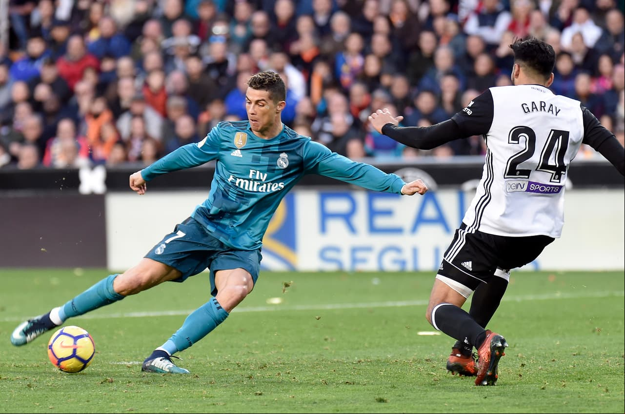 El partido estuvo nivelado en su fase inicial hasta que un contragolpe del equipo madrileño se resolvió con un penalti claro de Montoya sobre Cristiano Ronaldo.