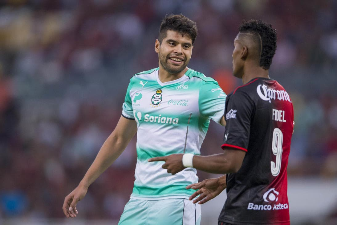 Ya supimos que a Néstor Araujo lo quieren las Chivas, pero lo más reciente es que las 'Águilas' también lo estarían tanteando.