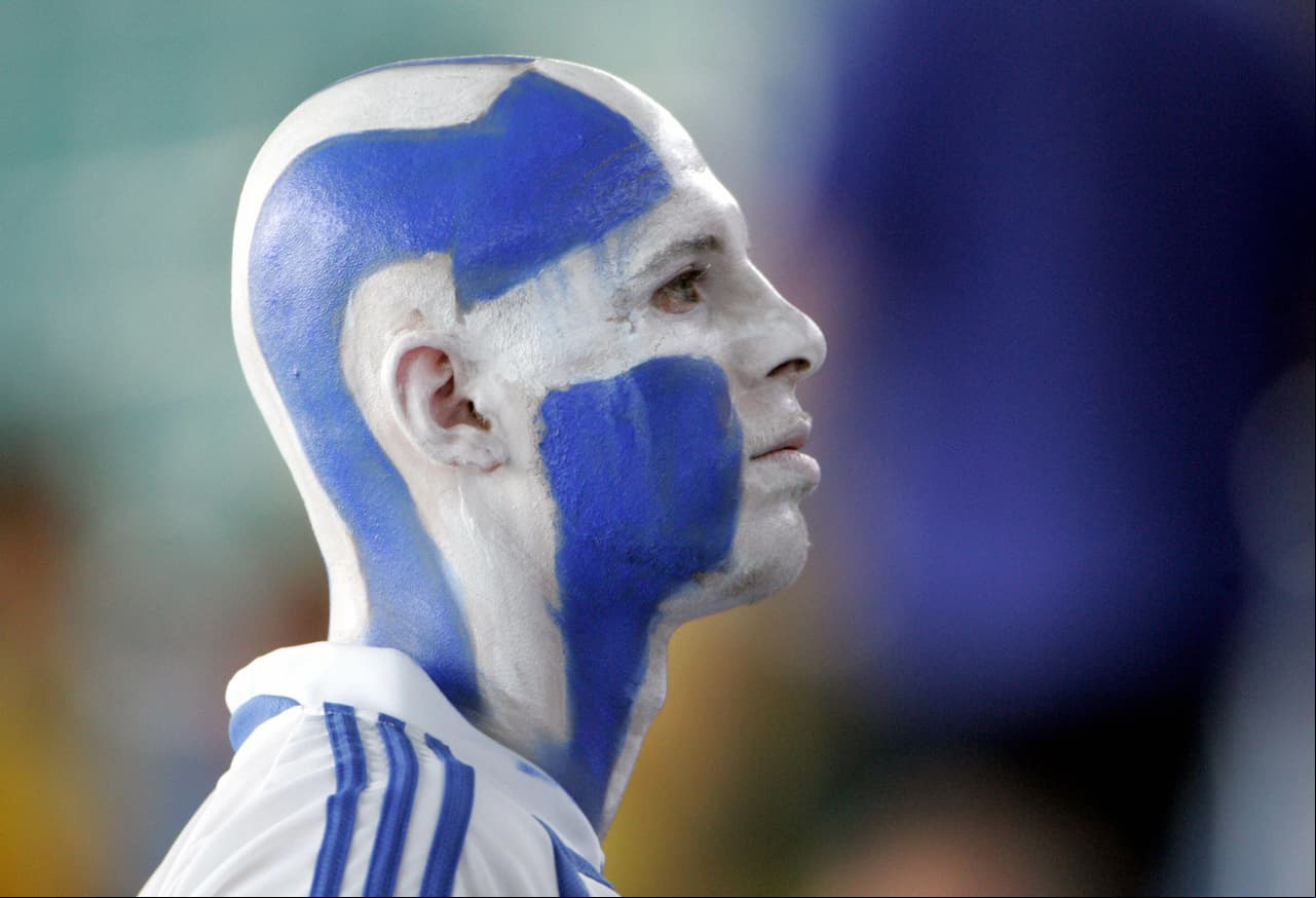 Y es que las pinturas pueden maquillar pero no ocultar lo evidente. Así quedó claro en el retrato de este hincha de Grecia que, tras ser campeón de la Eurocopa en 2004, esperaba mejor suerte en la Copa Confederaciones de 2005. Sin embargo, ese día Brasil lo derrotó 3-0.