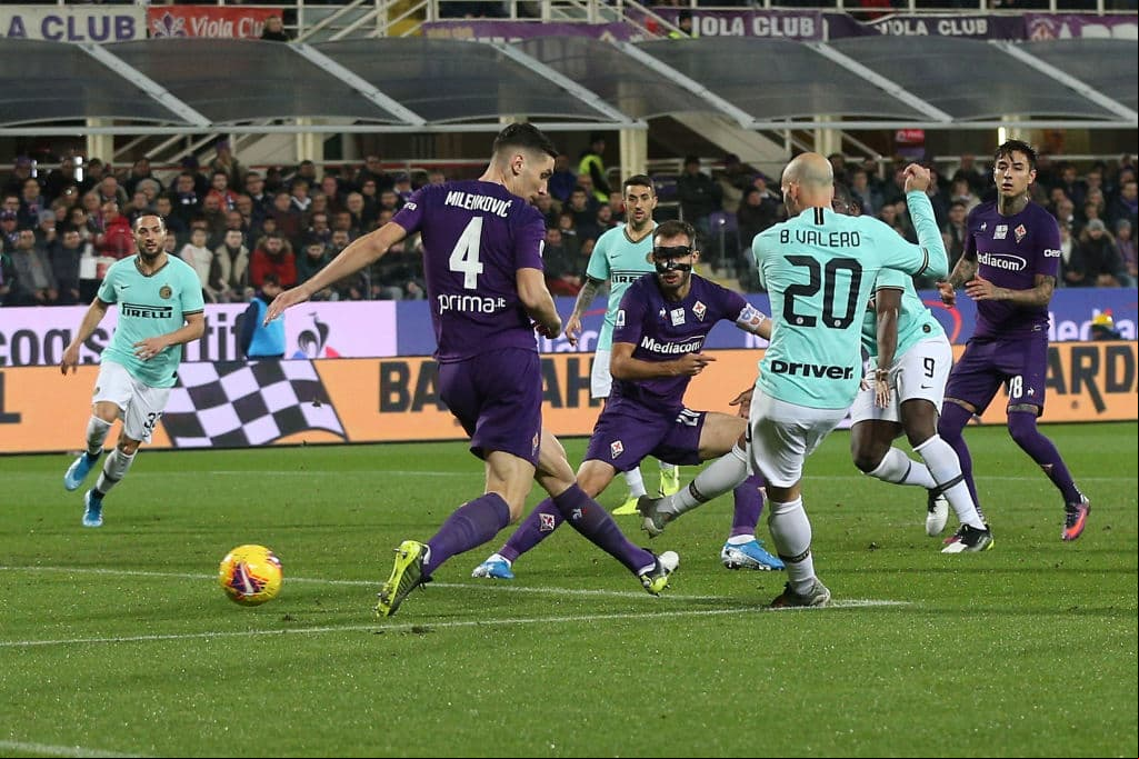 Borja Valero abrió el marcador pero en el último minuto Vlahović rescató un punto para el equipo de casa.