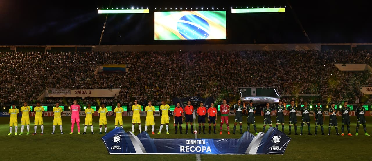 Este duelo se tornó emotivo tras el lamentable accidente que sufrió el equipo brasileño hace unos meses cuando sufrió un accidente mientras viajaba a Colombia para disputar la final de la Copa Sudamericana ante Atlético Nacional.