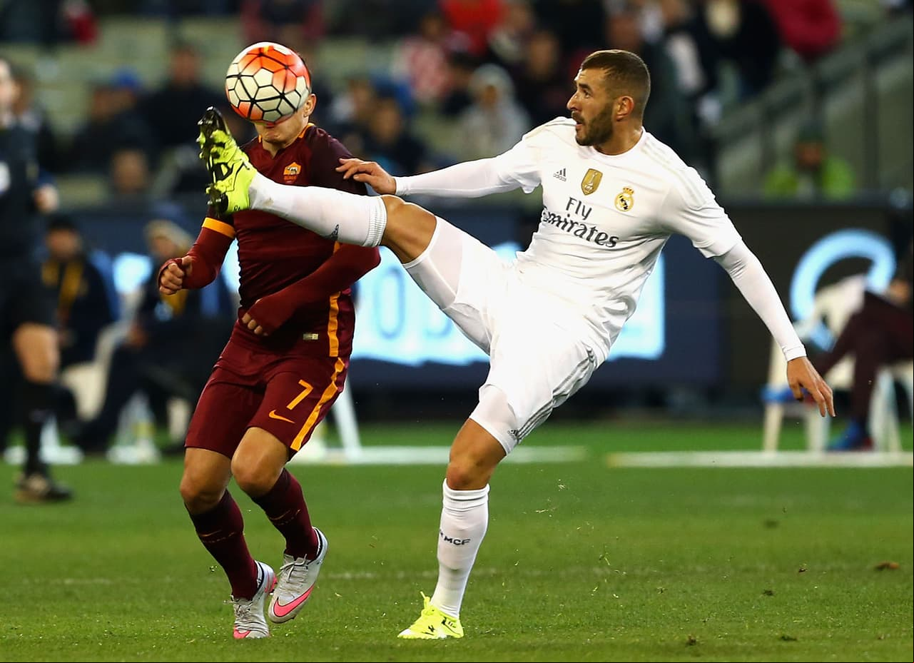 9 Karim Benzema, Real Madrid: Es un talentosísimo delantero francés muy completo y que suele responder en los momentos de mayor presión. Forma parte de la portentosa ‘BBC’ en el ataque del Madrid aunque ciertos rumores apuntan que podría salir con rumbo a la Premier League. Es un ariete con sobrada técnica individual que se genera ocasiones y tiene muchos recursos para definir.