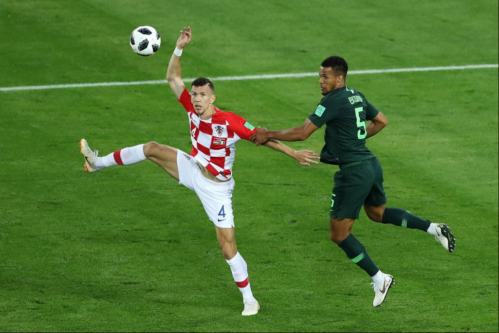 Viendo el resultado de los estragos que le causaba a la defensa nigeriana los balones por alto al área, los croatas insistieron por esa vía en los minutos iniciales en la segunda mitad.