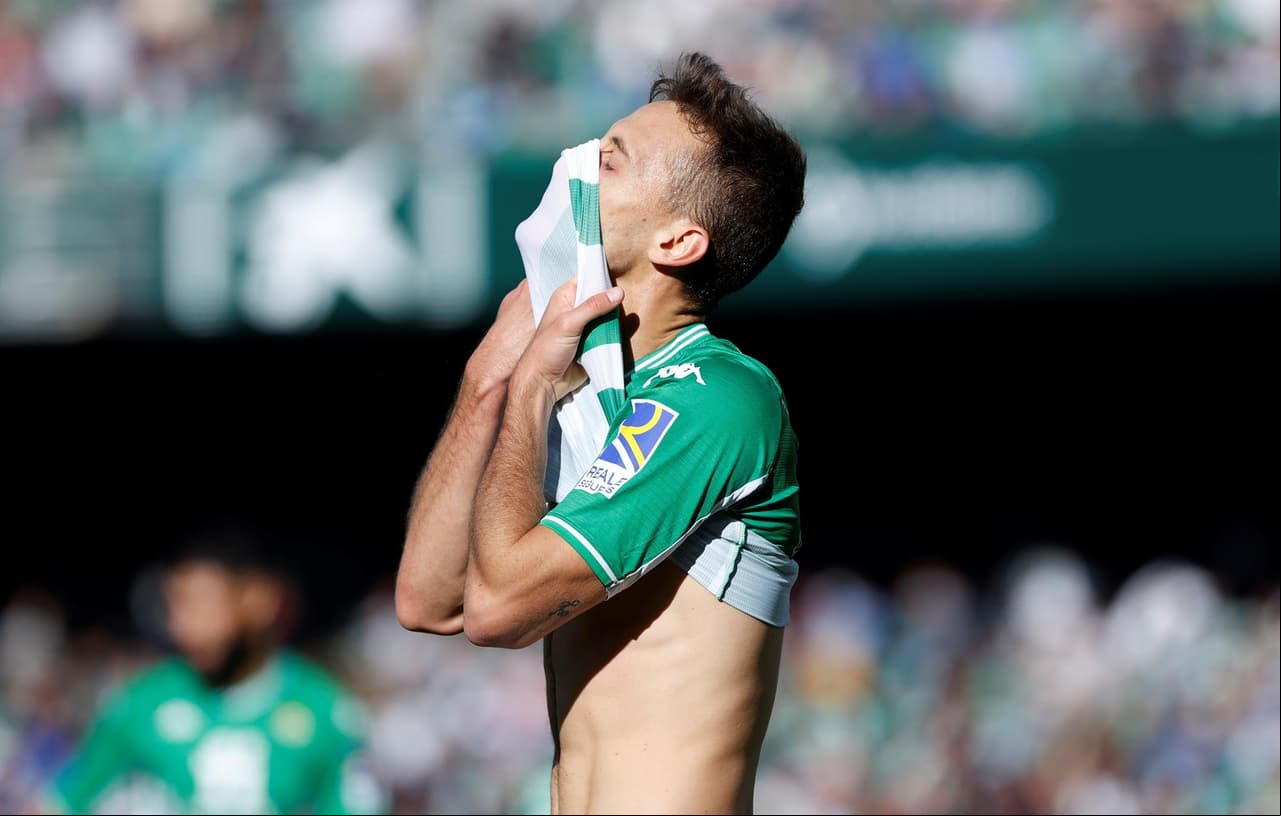 Juanmi Jiménez se luce con hat-trick y el Real Betis derrota al Levante 3-1 durante la jornada 15 en La Liga. Shkodran Mustafi anotó el único gol para la escuadra visitante al minuto 7. El mexicano Andrés Guardado fue titular y Lainez permaneció en la banca.