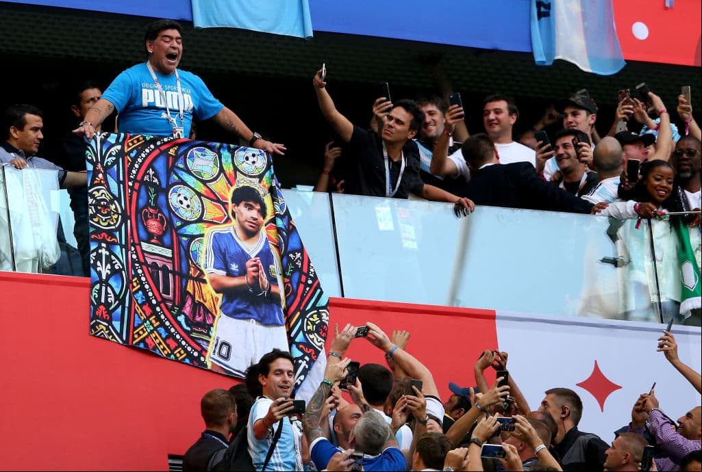 Aquí uno de los momentos en lo que convivió con los aficionados, incluso interactuando con ellos al sostener una manta con su imagen.