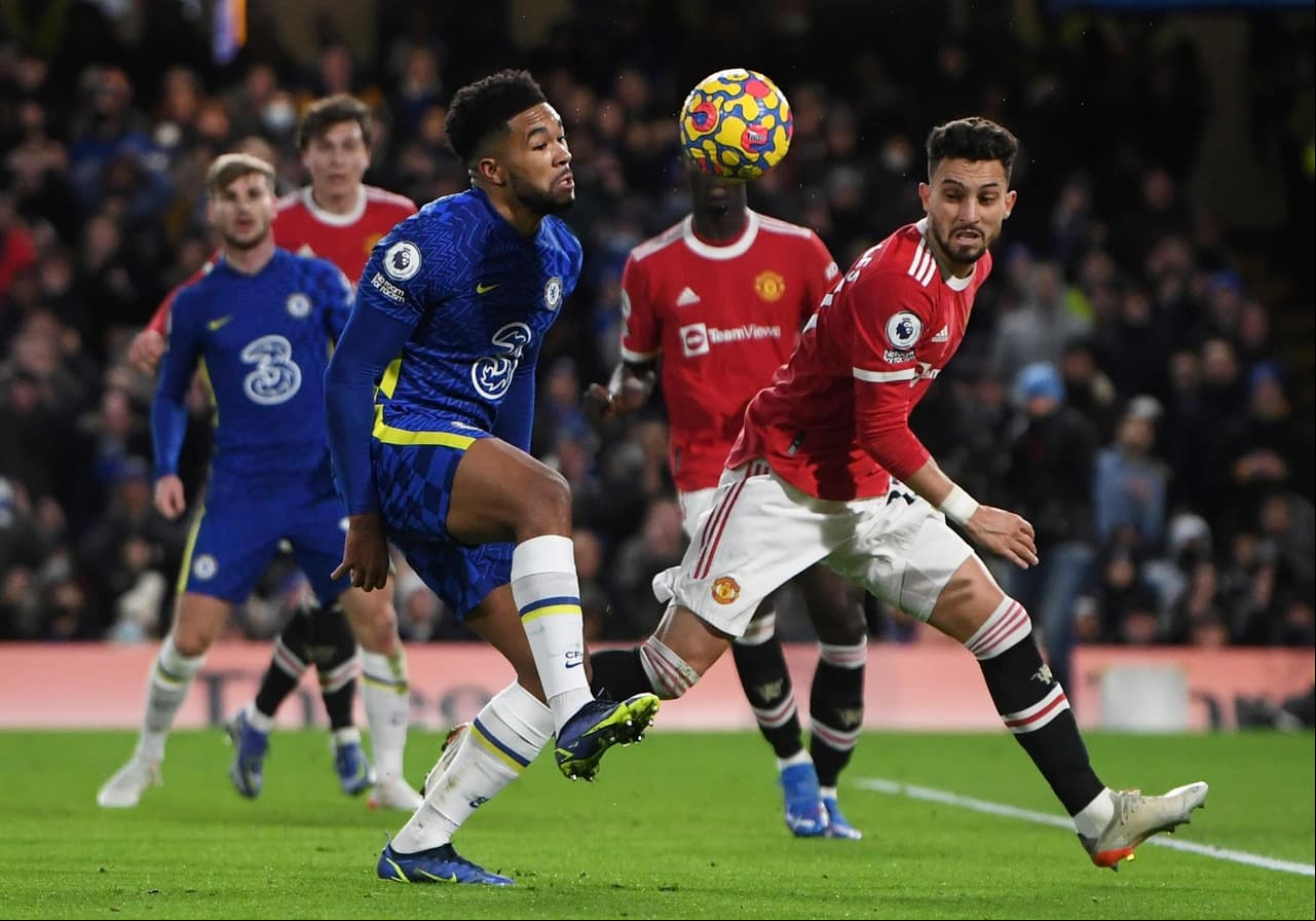 Chelsea empata 1-1 ante el Manchester United durante la J13 de la Premier League. Jadon Sancho abrió el marcador al minuto 50' a favor de los Red Devils, pero Jorge Luis Frello logra igualar el marcador al 69'. Cristiano Ronaldo entró de cambio.