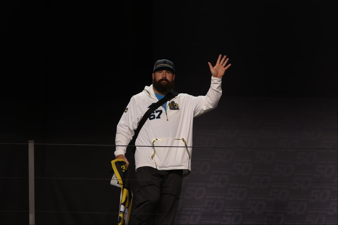 Los jugadores de los Carolina Panthers se mostraron listos para ser campeones durante el Opening Night previo al Super Bowl 50, he aquí sus mejores imágenes.