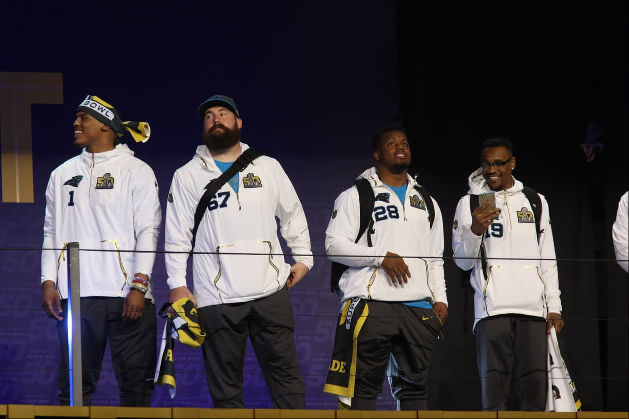 Los jugadores de los Carolina Panthers se mostraron listos para ser campeones durante el Opening Night previo al Super Bowl 50, he aquí sus mejores imágenes.