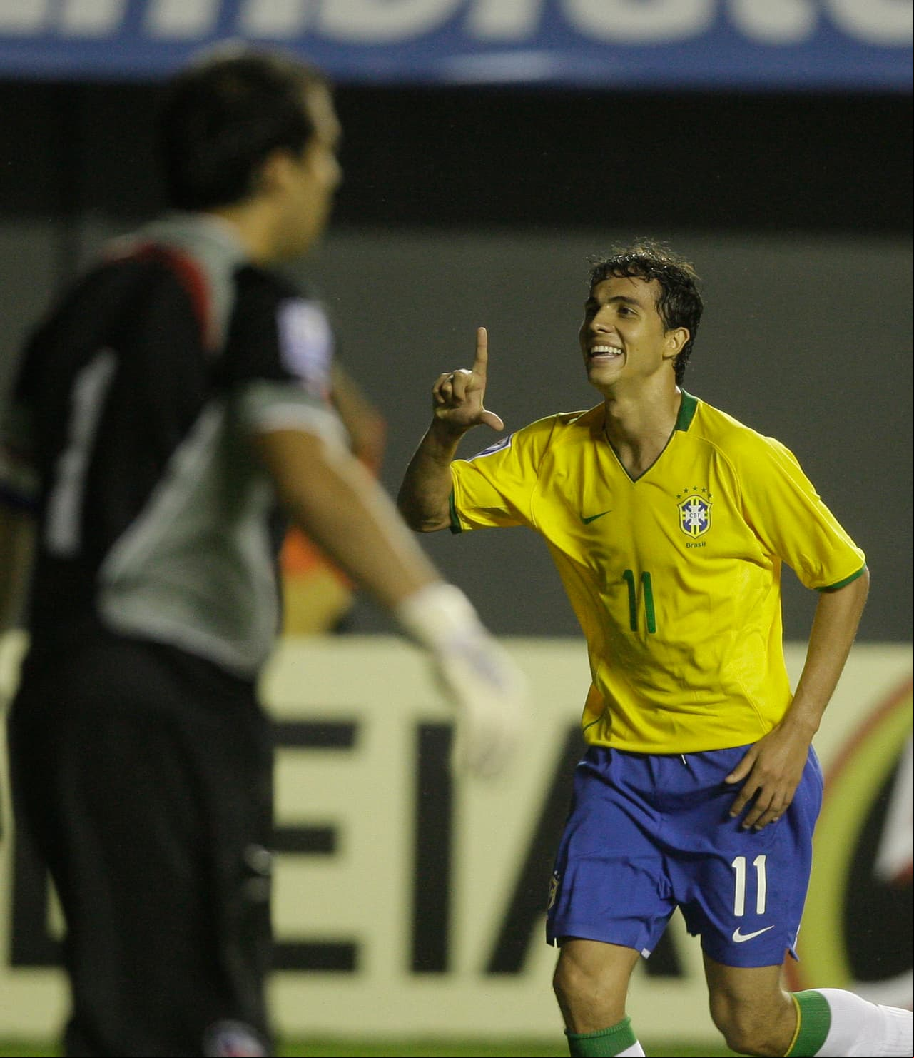 Por último, el propio Nilmar recogió un rebote del portero Claudio Bravo y definió a placer. Triunfo importante 4-2 para revalidar el 'jogo' brasileño, mientars que Chile aplazó su clasificación, la cual lograría ganándole a Colombia y Ecuador.
