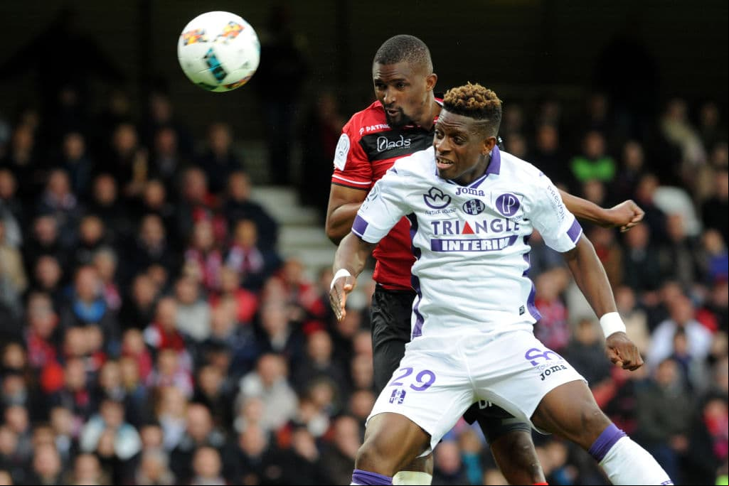 El defensa del Toulouse de la Lige 1 de Francia, François Moubandje, ha sido llamado en 17 ocasiones para defender los colores de Suiza. Se integra como una opción dinámica en la retaguardia.
