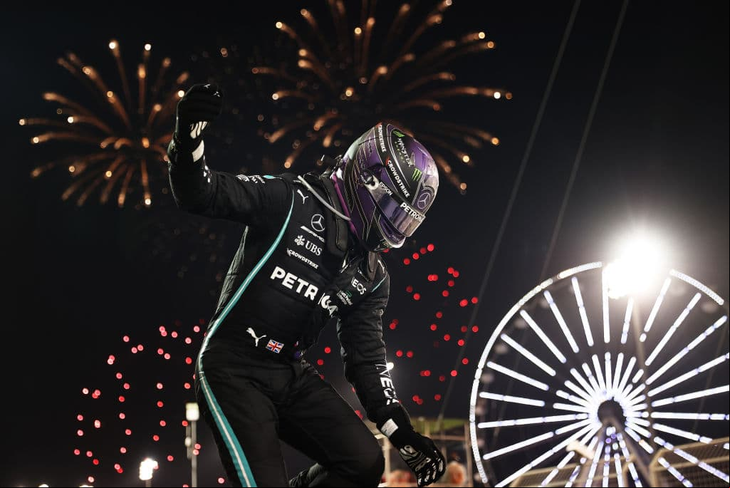 Inicia la Formula 1 con muchas sorpresas, Lewis Hamilton se corona campeón del primer Grand Prix del año, mientras que el mexicano Sergio Pérez, de ir en último lugar por un problema en su monoplaza, terminó quinto lugar en su debut con la escudería Red Bull. Su compañero Max Verstappen logró la segunda posición, mientras que Valtteri Bottas quedó en tercer lugar con Mercedes Benz.