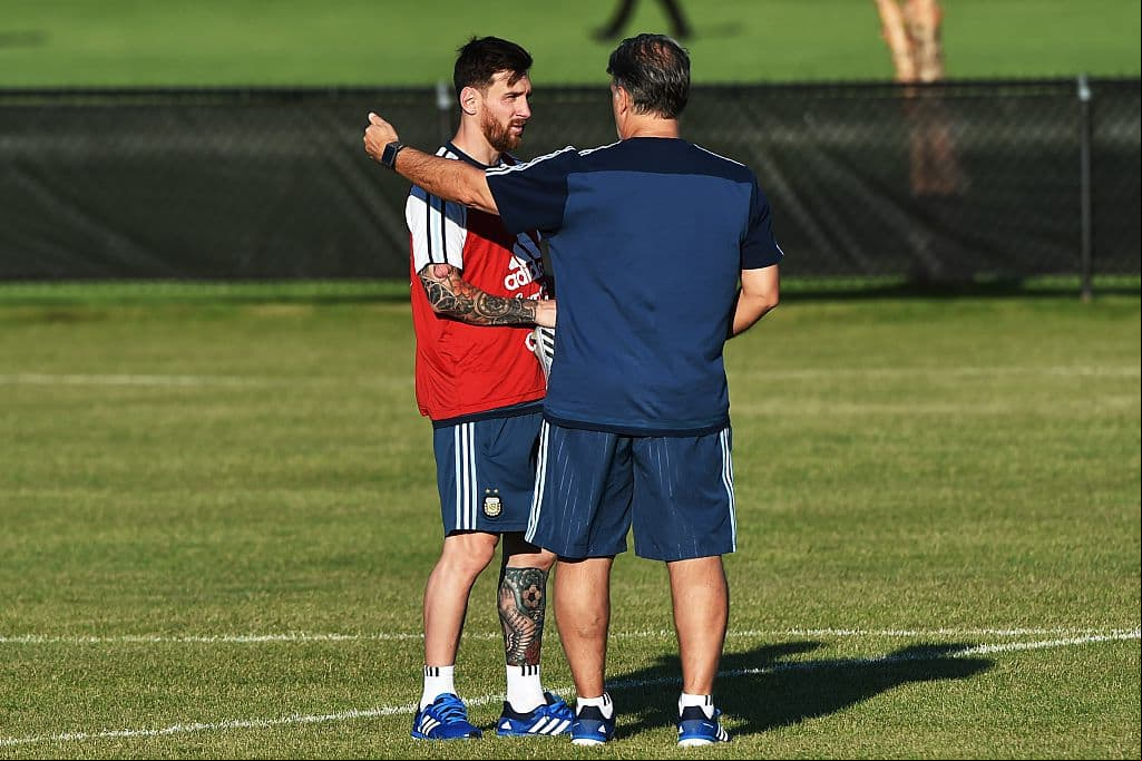 Martino ha tenido a jugadores de talla mundial bajo su mando y esa es una de las cualidades que le permite manejar con credibilidad los grupos, apoyado en esa experiencia.