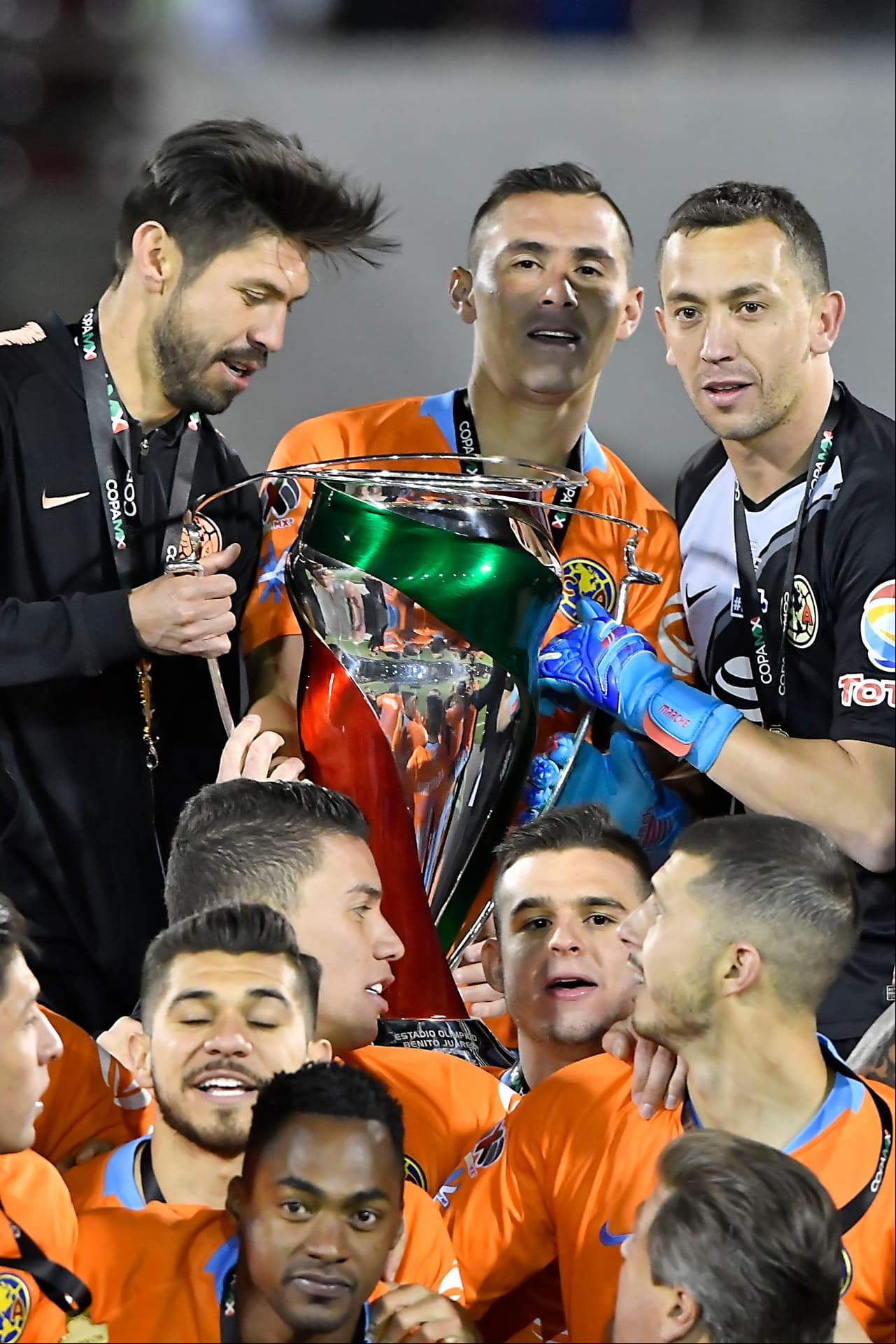 Así festejaron los integrantes de las Águilas del América y su cuerpo técnico luego de conquistar la Copa MX. Fue un festejo efusivo porque gana el torneo 45 años después.