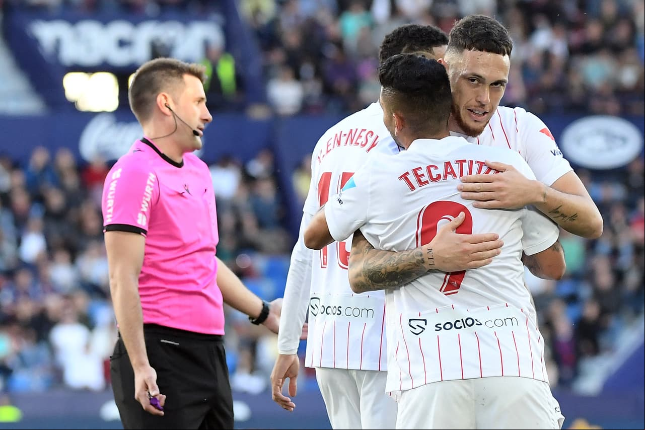 El primer gol del Tecatito Corona se dio a los 14 minutos con asistencia de Lucas Ocampos.
<br>