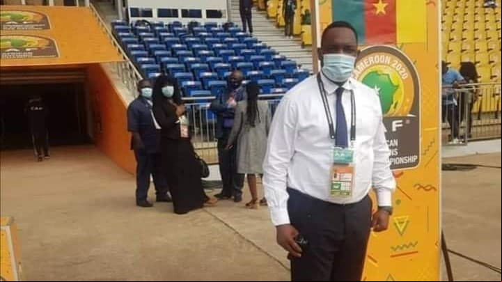 Médico de FIFA muere tras invasión de cancha en Nigeria