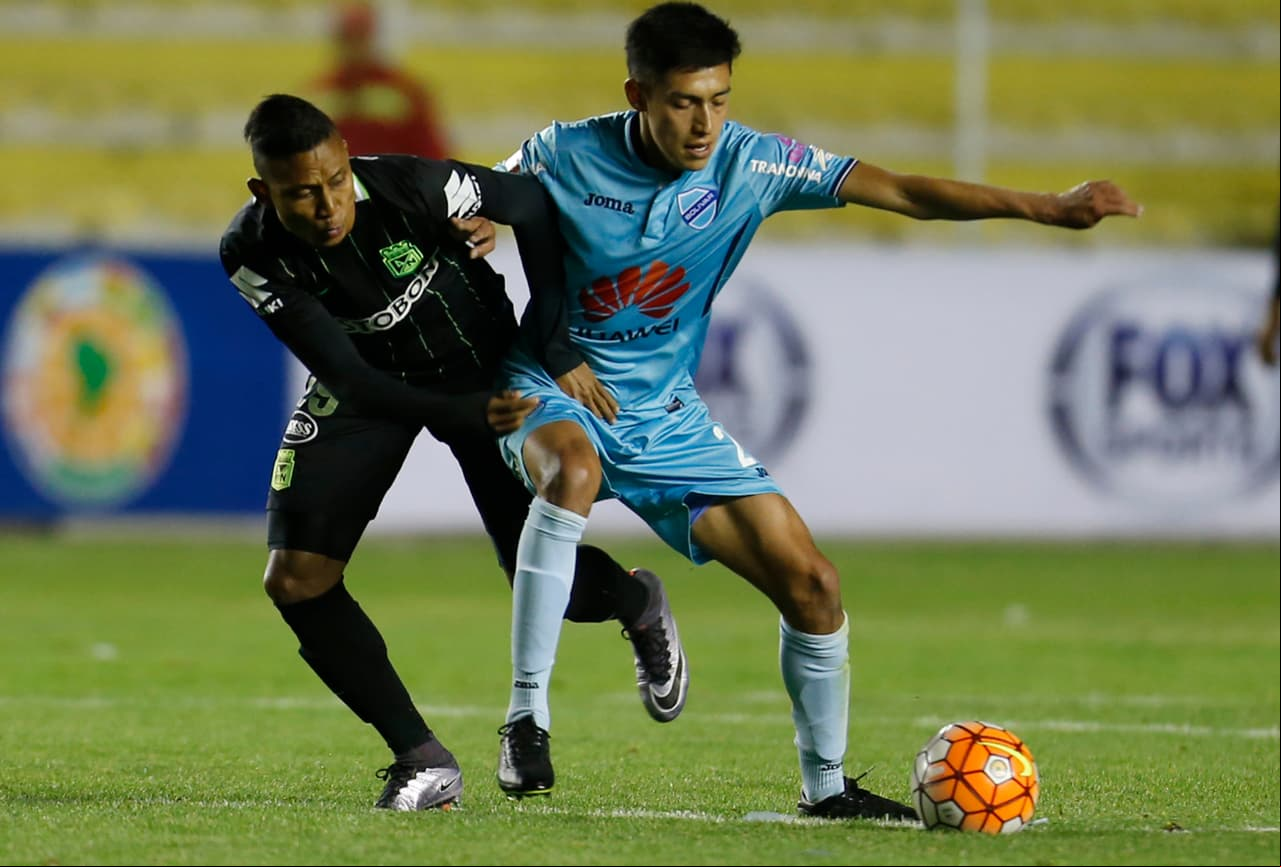Muy joven llegó a Medellín para hacer la carrera de divisiones menores y tras un buen rendimiento en un torneo regional, pasó al poderoso equipo colombiano.
