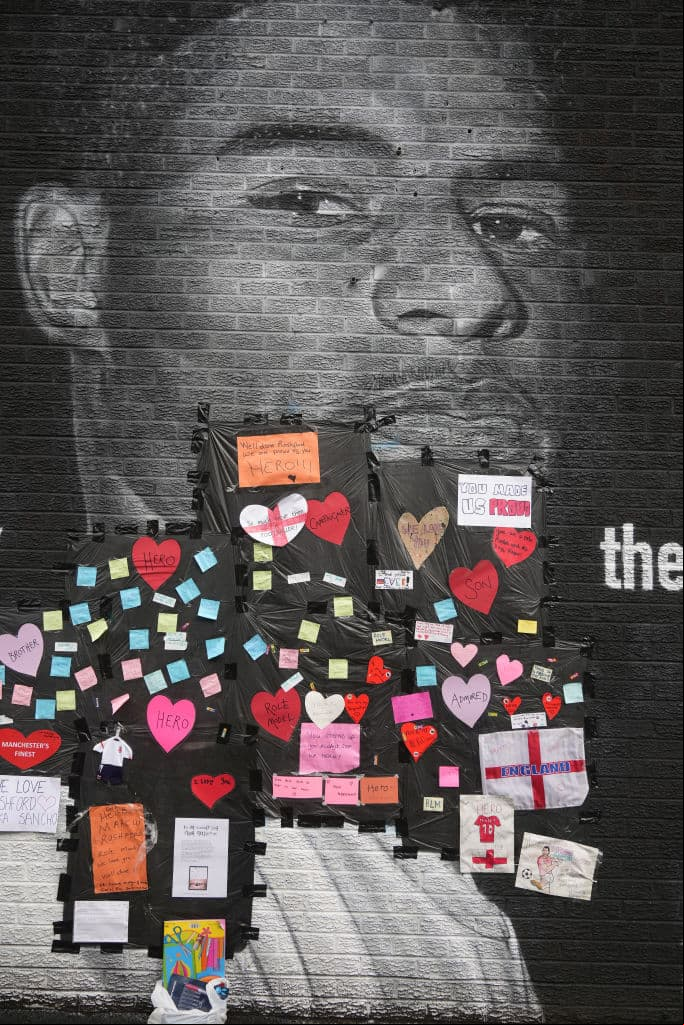 La madre del delantero del Manchester United proporcionó la cita en el mural, que dice: "Siéntete orgulloso de saber que tu lucha jugará el papel más importante en tu propósito".