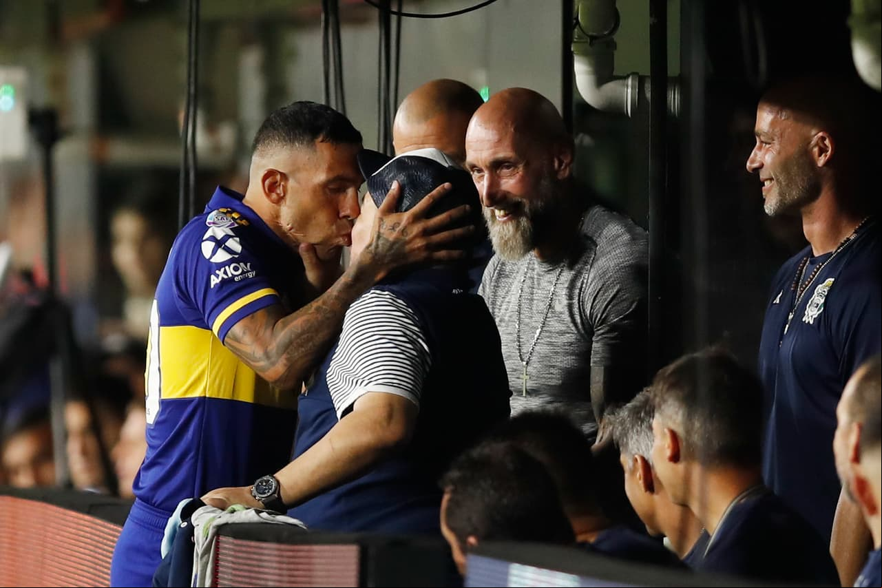 Y le plantó un beso en la boca, tal como lo anticiparon a la prensa.