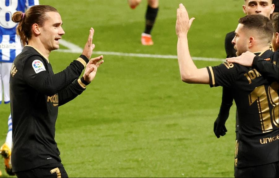 Barcelona propina goliza a la Real Sociedad con un marcador de 6-1. Griezmann abrió el marcador para los culés, seguido de Sergiño Dest, quien se lució con doblete al igual que Leo Messi y Dembelé cerró con broche de oro al minuto 71. El único tanto de los blanquiazules fue por parte de Ander Barrenetxea al minuto 77 en la J28 de LaLiga.